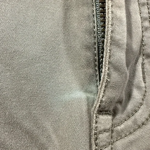 Peter Millar Signature Sateen Golf Pants Mens Size 32x31 Khaki 5 Pocket Chino - Picture 3 of 11